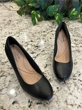 Clarks Collection Black Leather Pumps Round Toe 7.5